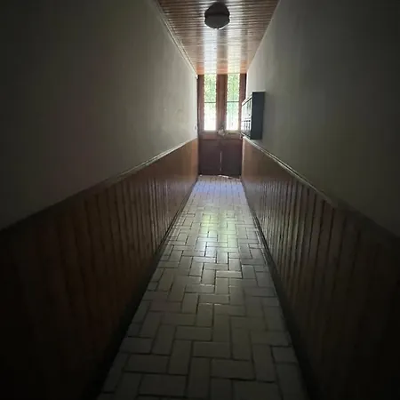 Studio Avec Balcon Au Centre De *