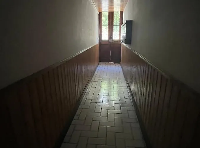 Studio Avec Balcon Au Centre De *